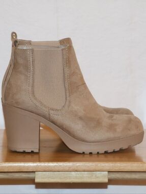 Soda Faux Suede Chelsea Round Toe Lug Ankle Heel Boots-Taupe. Size 9.